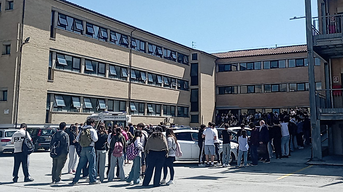 Spray urticante spruzzato a scuola: evacuati gli studenti del Campus da Vinci