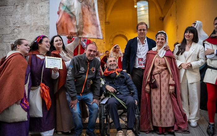 Corsa all'Anello, Santa Maria "piglia tutto": il Bravio al Miglior Terziere opera dell'artista Giulia Apice va al terziere arancio-viola. Un bilancio eccezionale per la festa 2025