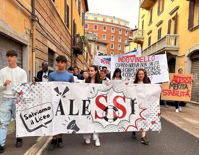 Corteo di studenti e genitori dell'Alessi: "Vogliamo salvare la suola"