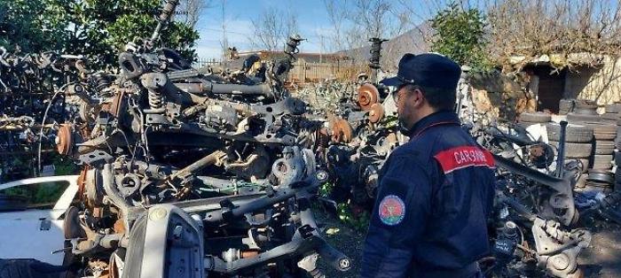 Terni, irregolarità nello stoccaggio dei rifiuti in un'attività di autodemolizioni scoperte dai Carabinieri Forestali