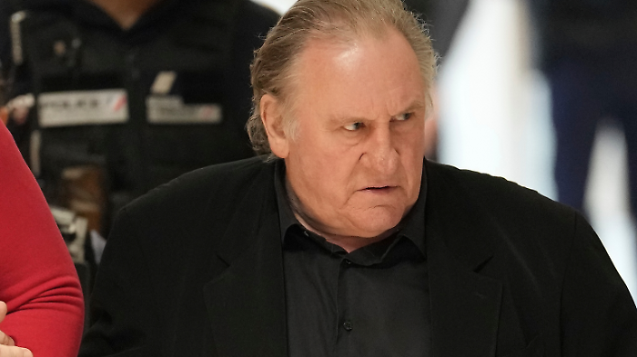 Gérard  Depardieu condannato per molestie sessuali: 18 mesi con la condizionale per la star del cinema francese