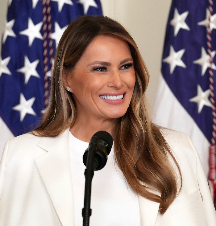 Melania Trump e la strategia del silenzio: cosa nasconde davvero la First Lady pi&ugrave; riservata. L&rsquo;eredit&agrave; divide la famiglia e lei prepara Barron alla fuga dal caos