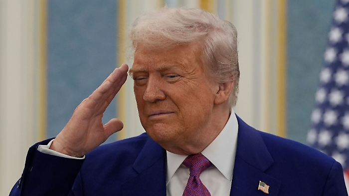 Trump firma ordine esecutivo per abbattere i prezzi dei farmaci: una sfida diretta all'industria farmaceutica