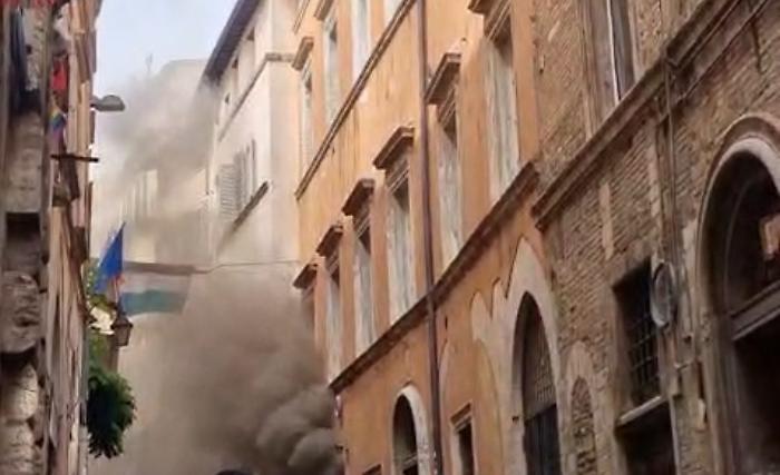 Incendio in un ristorante cinese nel centro di Perugia. Il video delle fiamme