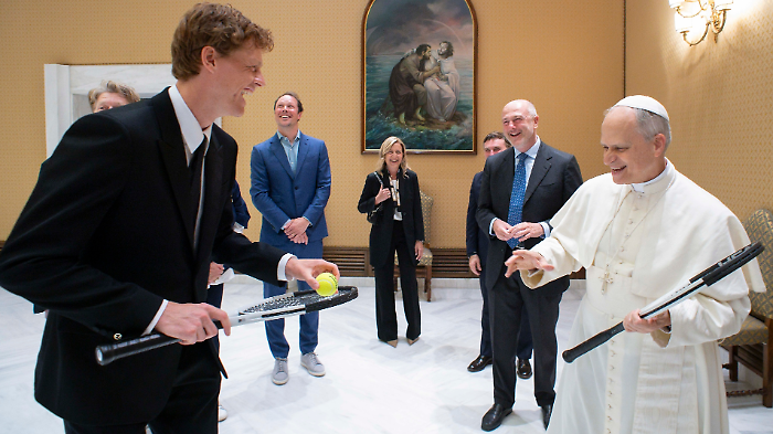 L'incontro tra Jannik Sinner e Papa Leone XIV: lo scambio di battute tra il Pontefice e il numero uno al mondo del tennis 