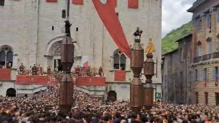 Corsa dei Ceri a Gubbio, l'Alzata in Piazza Grande tra emozioni e tradizione