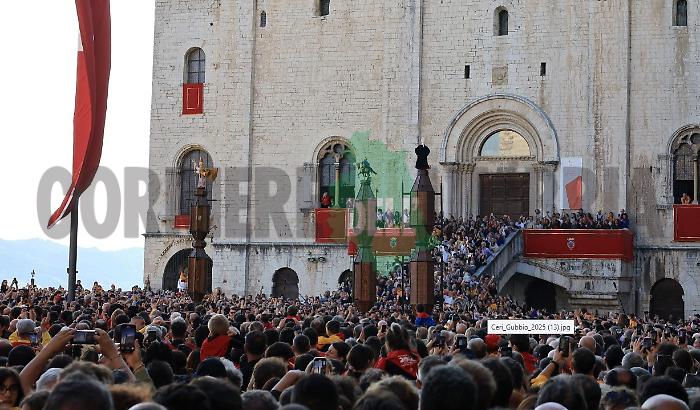 Festa dei Ceri, corsa perfetta davanti alle Logge dei Tiratori, Sant'Ubaldo cade in via XX Settembre