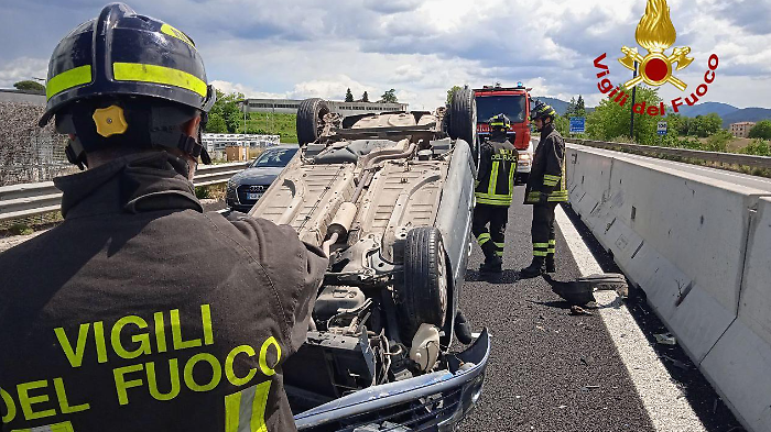 Giovane di 25 anni perde il controllo dell'auto e si cappotta sulla E45: traffico in tilt e code