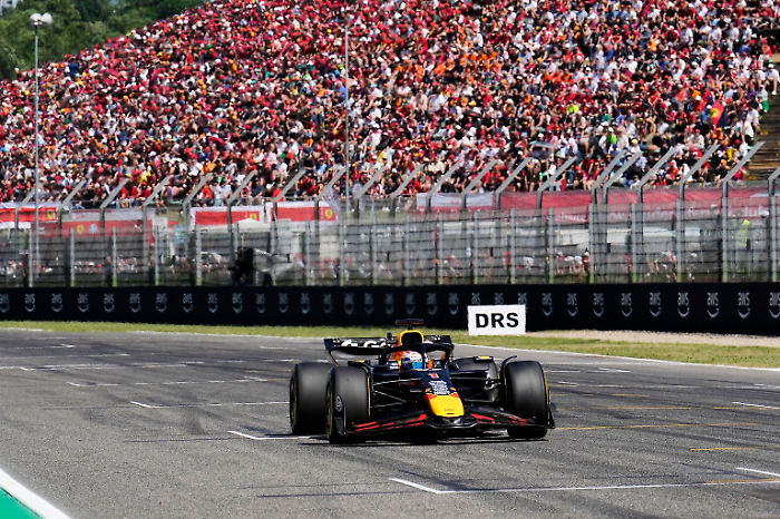 Max Verstappen vince il Gran Premio di Imola, le Mclaren chiudono il podio: Hamilton quarto e Antonelli out. I risultati della gara