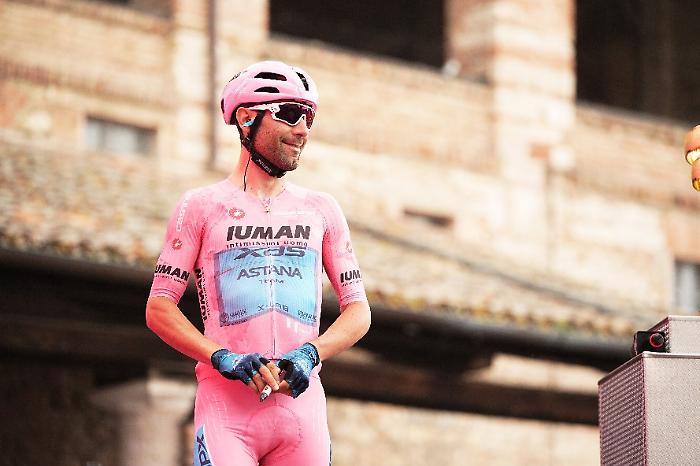 Diego Ulissi in maglia rosa al Giro d'Italia