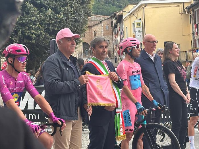 Gubbio in festa dalla mattina presto per la partenza del Giro d'Italia