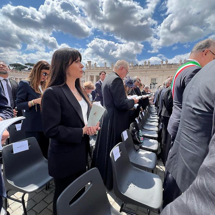 La governatrice Stefania Proietti all'inizio del pontificato di Leone XIV. In piazza San Pietro anche Tesei