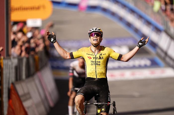 Van Aert vince in Piazza del Campo