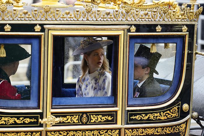 Lady Louise Windsor: la reale che sceglie la divisa invece della ribalta