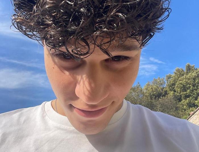 Nicolò Filippucci vincitore, è l'hashtag virale su X dopo la finale di Amici (la meno vista di sempre): boom di post a favore del talento umbro