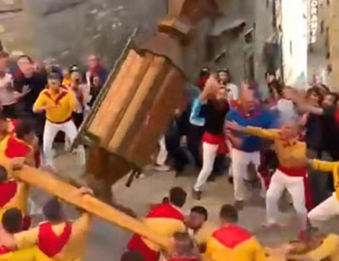 Il video della caduta del cero di Sant'Ubaldo impazza sul web: milioni di visualizzazioni sui social. Il filmato virale