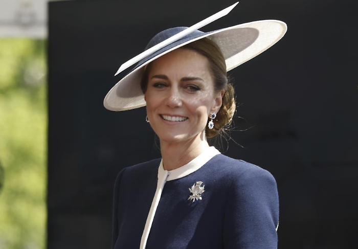 Kate in blu navy: bottiglia rotta per un gesto che incanta ancora tutti (da una nave militare)