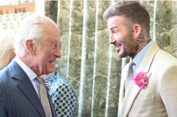  Re Carlo festeggia David Beckham: un regalo di compleanno che fa discutere