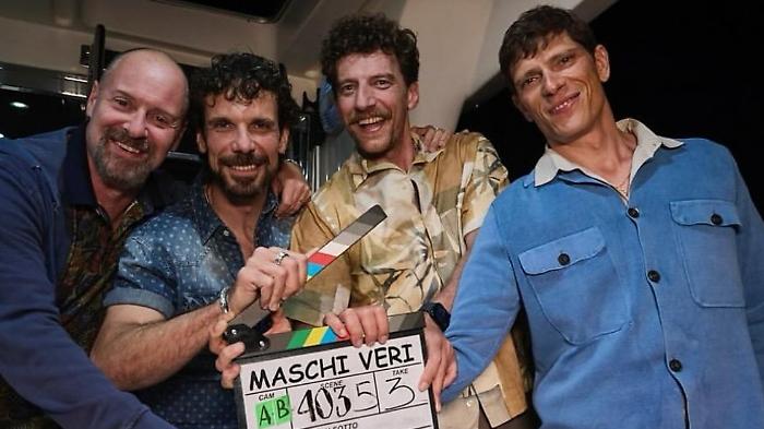 Scopri la serie tv Maschi Veri su Netflix:  quattro amici, una chat e la fine della mascolinità tossica