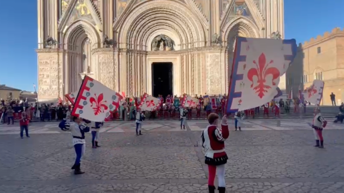 Orvieto, è stato dato il benvenuto ai rappresentanti dell’Antica Repubblica di Fiorenza: scopri lo spettacolo dei Bandierai degli Uffizi