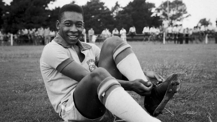 Arriva stasera in tv su Rete 4 il film Pelè: scopri la vera storia di Edson Arantes do Nascimento, dalle favelas alla gloria mondiale
