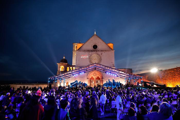 Con il cuore nel nome di Francesco stasera in tv su Rai 1 da Assisi: cantanti e ospiti della serata benefica condotta da Carlo Conti