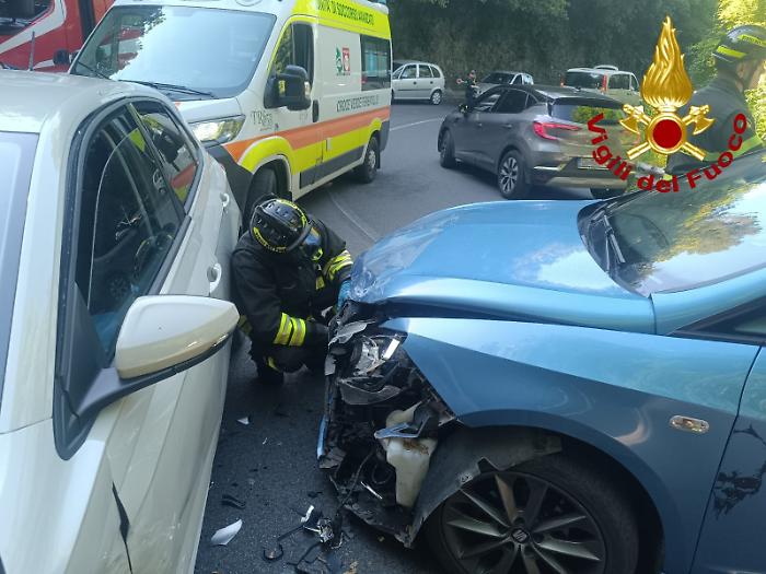 Terni, scontro tra due auto sulla strada per Marmore: feriti i 5 occupanti