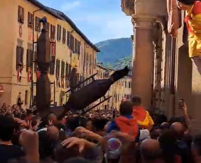 Ceri Mezzani, caduto Sant'Antonio in corso Garibaldi: il video