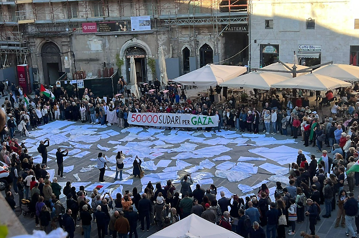 Flash mob per Gaza, in mille in piazza: "Fermare lo sterminio, subito la pace"