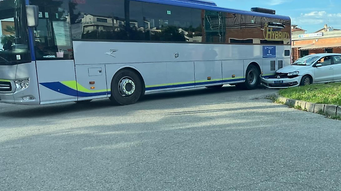 Città di Castello, scontro tra autobus e auto alla rotatoria della stazione in direzione Viale Liviero