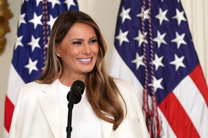 Dal lusso vistoso alla sobrietà strategica: scopri il nuovo linguaggio silenzioso di Melania Trump