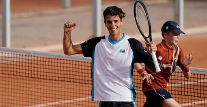 Gigante in campo e di nome: chi è il romano che ha fatto fuori Tsitsipas al Roland Garros