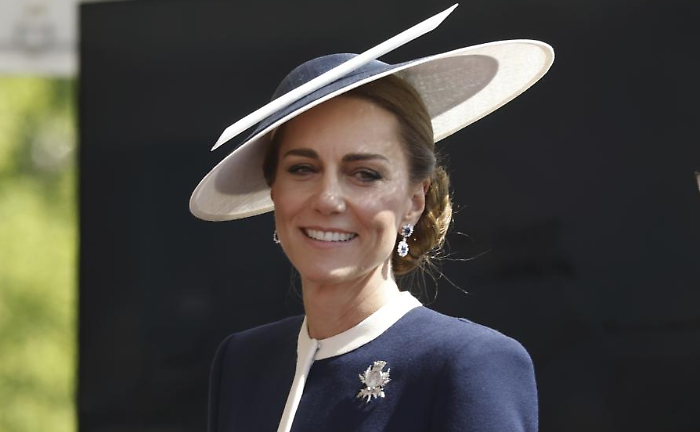 Kate Middleton sfoggia una nuova spilla a Glasgow: perché non è un accessorio qualunque