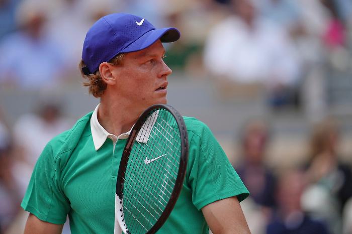 Jannik Sinner supera Gasquet e vola al terzo turno del Roland Garros: affronterà il ceco Lehecka