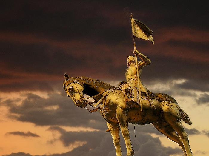 Giovanna d’Arco, la contadina che sfidò i troni e fu bruciata come eretica: si celebra oggi 30 maggio