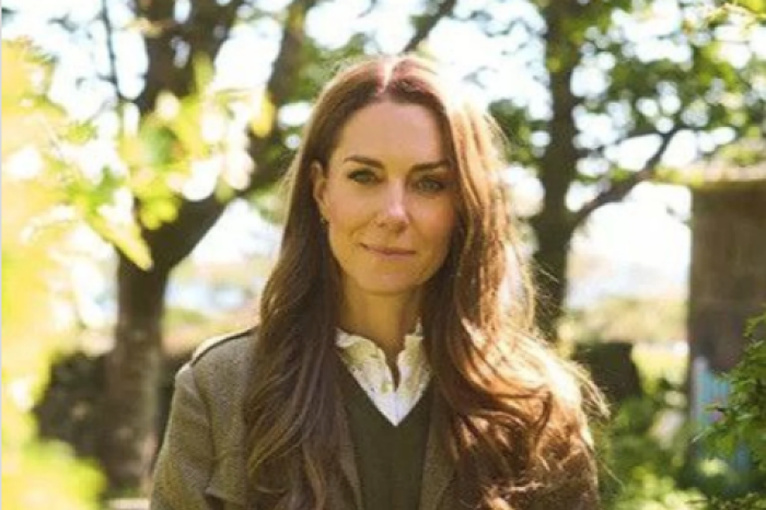 Una rosa, un sentiero e un dettaglio nascosto: così ricompare Kate Middleton