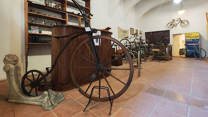 Inaugurata a Città di Castello la ciclofficina-biblioteca: un viaggio nel tempo tra biciclette d'epoca e bicicli dell'Ottocento
