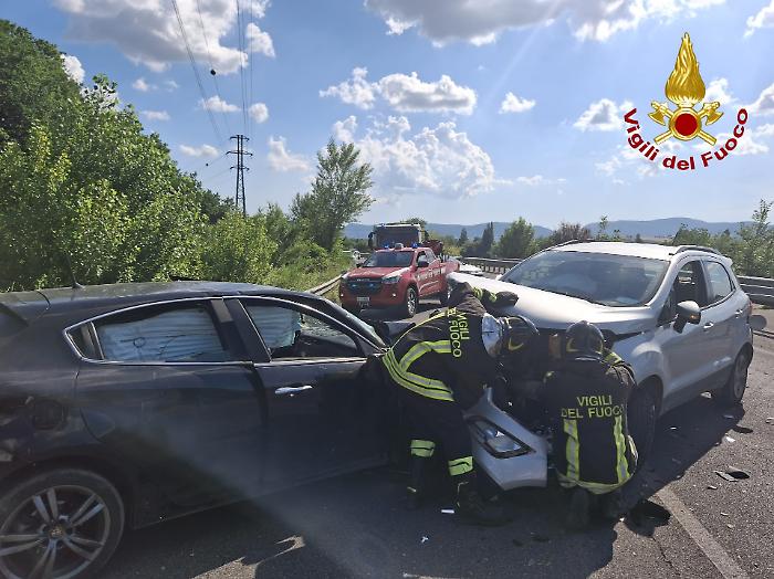 Terni, scontro frontale tra due auto in via Sergio Endrigo: tre feriti