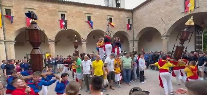 Festa dei Ceri di Gubbio, i piccoli ceraioli del futuro sono entrati tutti e tre insieme nel portone della basilica di Sant'Ubaldo