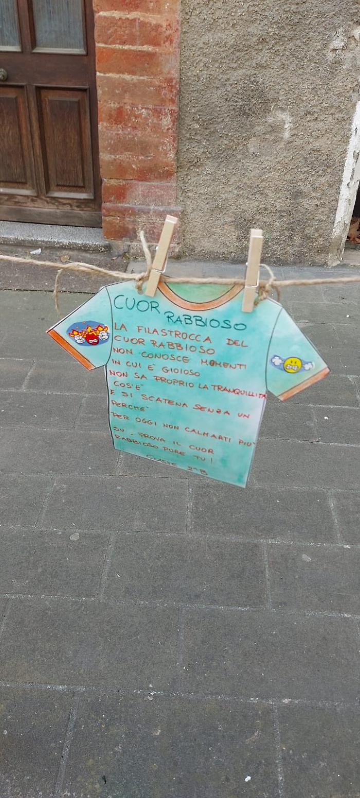 Panicale, bambini stendono il bucato poetico tra le vie del paese 
