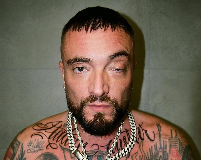 Guè, chi è il rapper ospite a Belve: le origini del nome e la malattia all'occhio. Dalla relazione con Nicole Minetti alla figlia Celine