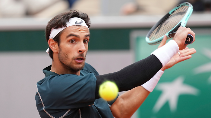 Lorenzo Musetti sfida Tiafoe ai quarti di finale del Roland Garros: orario, dove vederla e i precedenti tra i due