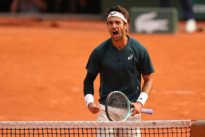 Lorenzo Musetti batte Tiafoe e vola in semifinale al Roland Garros: è la seconda volta tra i migliori quattro in uno Slam