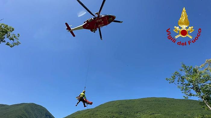 Si ribaltano con il trattore in una scarpata. Due feriti portati in ospedale con l'elicottero: sono in gravi condizioni