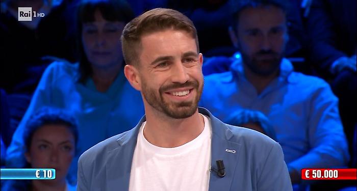 Affari tuoi, l'umbro Valerio non cambia il pacco e torna a casa con 10 euro: ecco com'è andata la gara