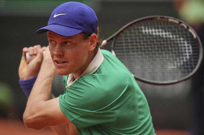 Roland Garros, Sinner sfida Bublik nei quarti: orario, diretta TV e chi è l’avversario