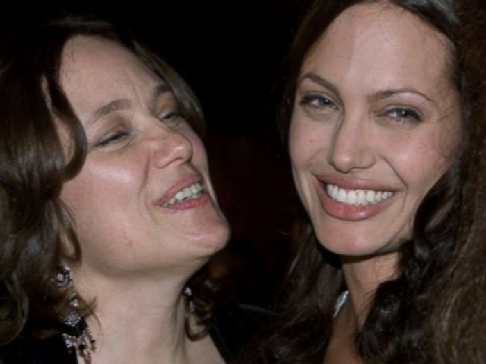 Chi era Marcheline Bertrand, la mamma di Angelina Jolie. La sua morte causata dal cancro ha segnato la vita della bella attrice americana che ha compiuto 50 anni