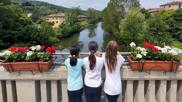 Il ponte sul Tevere si tinge di biancorosso con un'iniziativa floreale