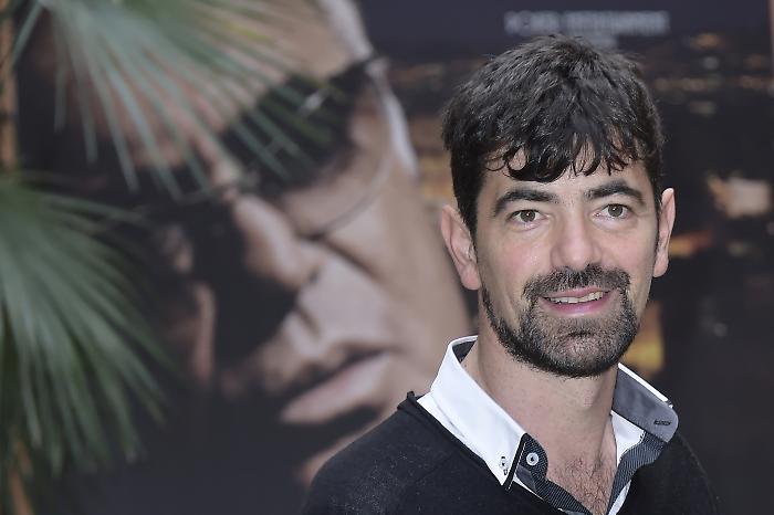 Addio a Gianfranco Butinar, morto d'infarto a 51 anni. Chi era il celebre imitatore: gli inizi, la radio e i personaggi più amati