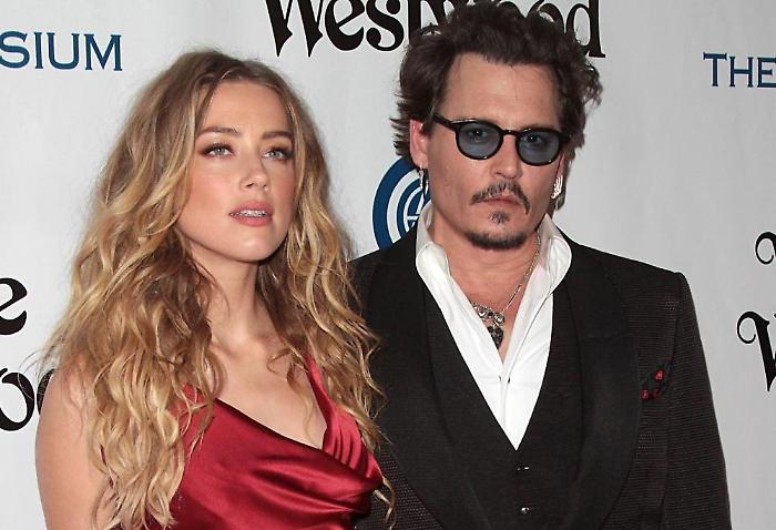 Johnny Depp compie 62 anni. Dietro al successo del mito del cinema un'infanzia segnata dagli abusi subiti dalla mamma a cui ha dedicato un tatuaggio